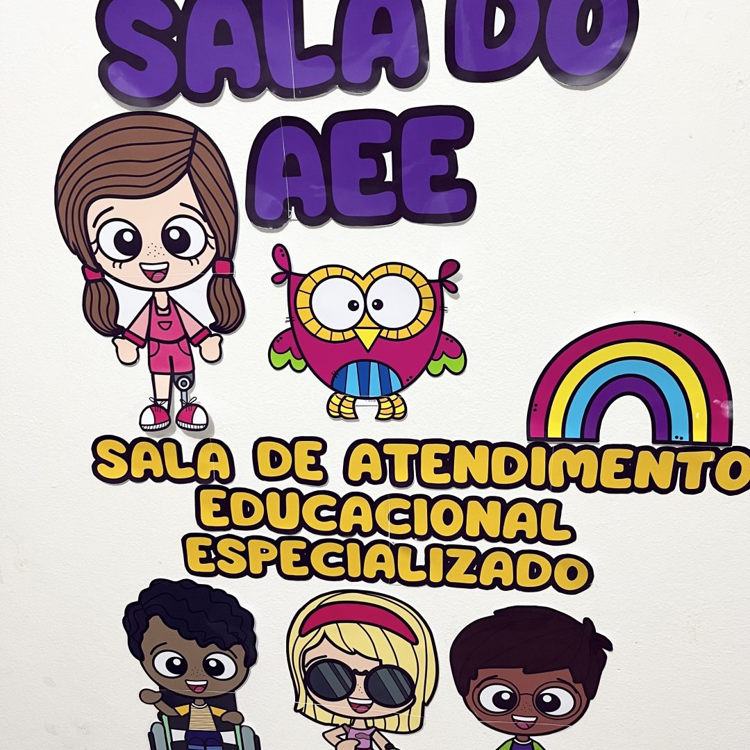 Painel de Sala AEE — Um espaço acolhedor e organizado!
